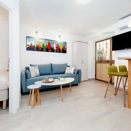 Apartment Amici With Terrace In Center Of Ровінь Екстер'єр фото